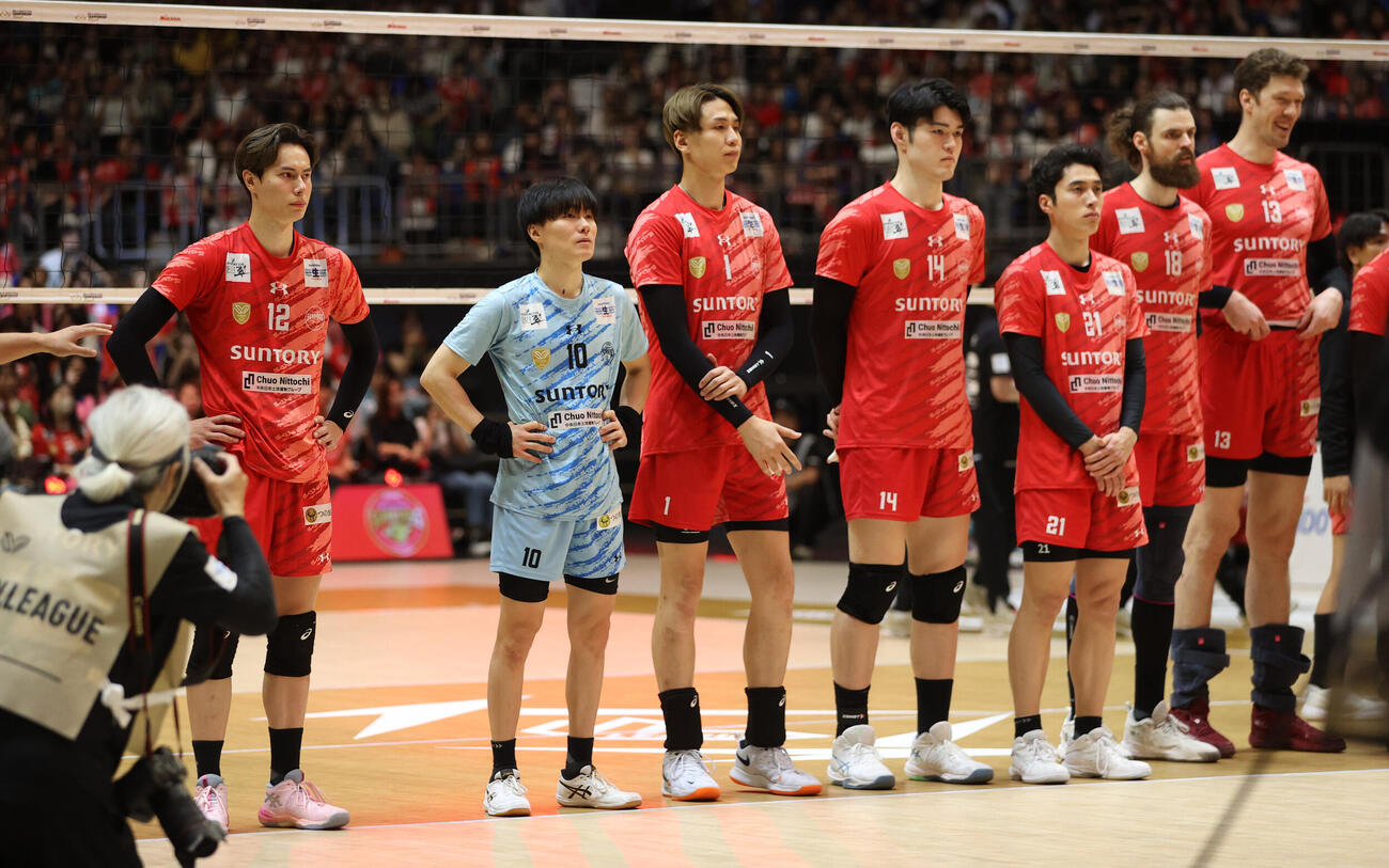 バレーボール大同生命SVリーグ　男子プレーオフ決勝第3戦　敗れたサントリー高橋藍（左端）（撮影・柴田隆二）