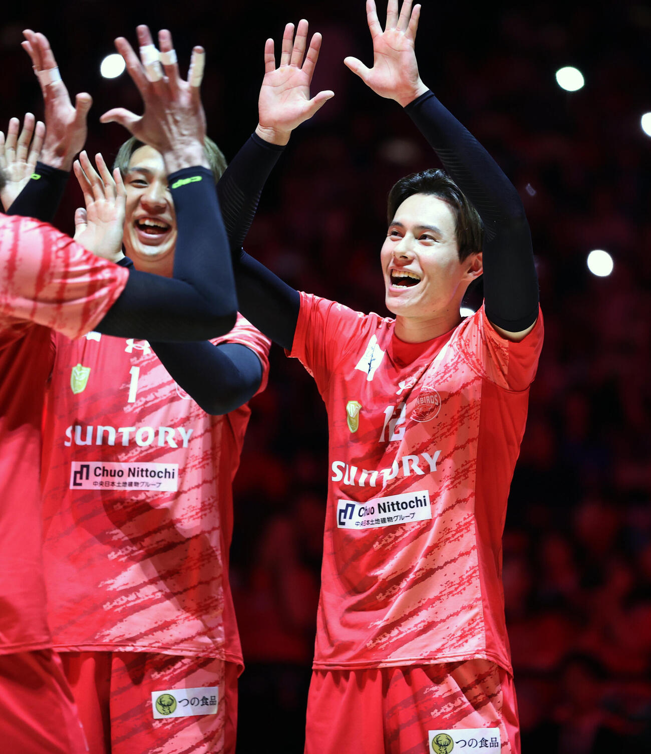 バレーボール大同生命SVリーグ　男子プレーオフ決勝第3戦　入場しハイタッチするサントリー高橋藍（撮影・柴田隆二）
