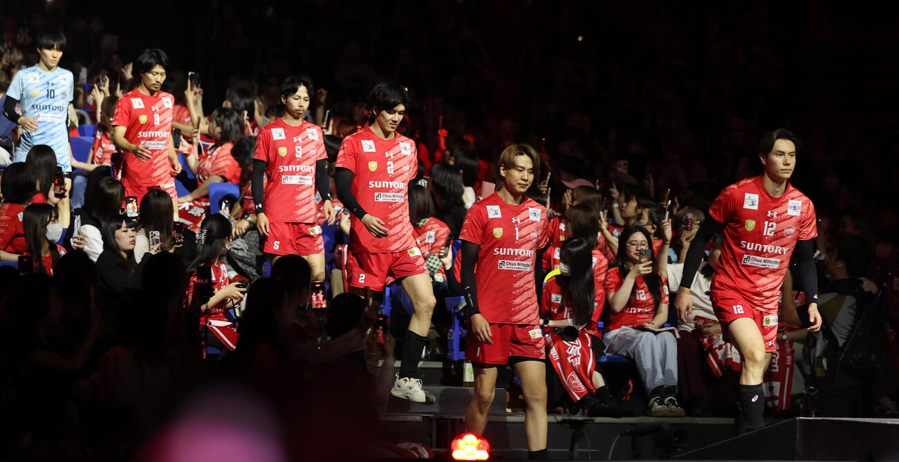 バレーボール大同生命SVリーグ　男子プレーオフ決勝第3戦　サントリー対大阪B　第1セット　入場するサントリー高橋藍（右端）（撮影・柴田隆二）