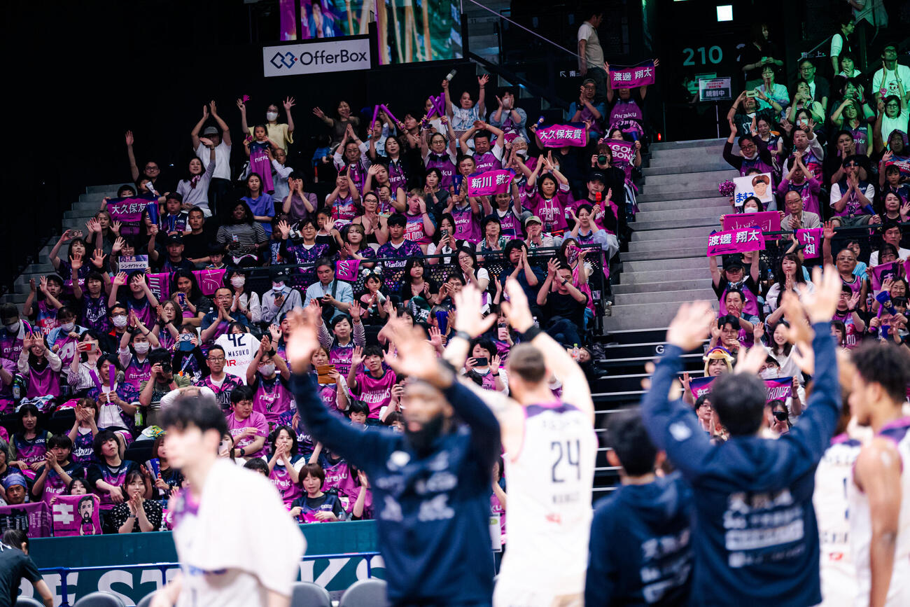 神戸対仙台　アウェーにかけつけたブースターにあいさつをする福島の選手たち（（C）B.LEAGUE）