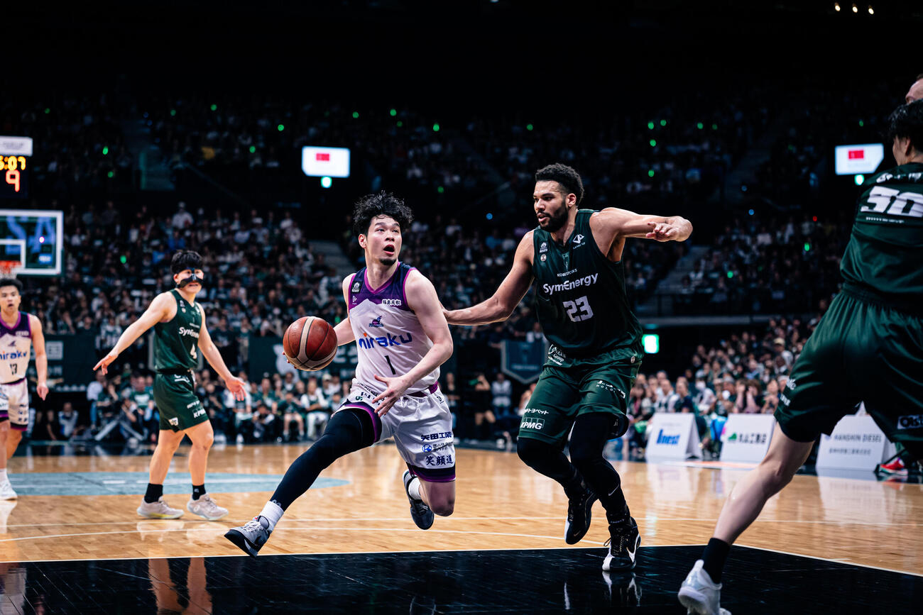 神戸対福島　ドリブルで攻め込む福島・中野司（（C）B.LEAGUE）