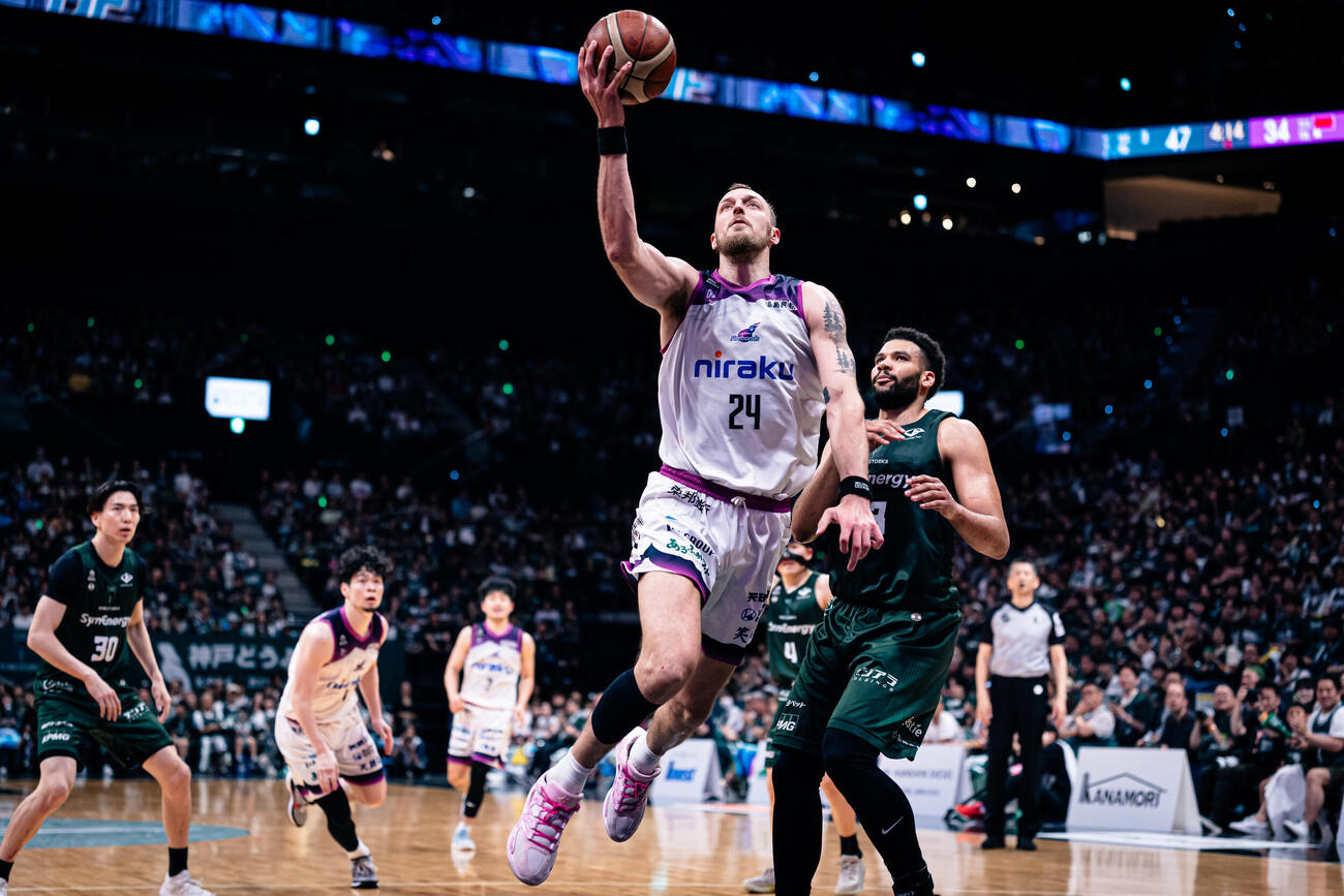 神戸対福島　シュートを狙う福島ジャック・ナンジ（（C）B.LEAGUE）