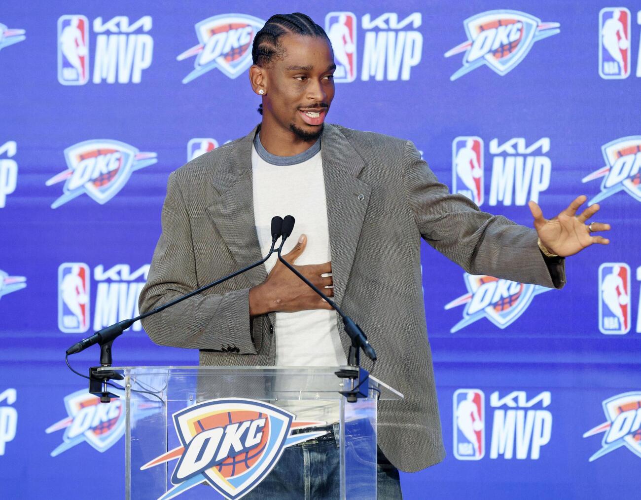 NBAのMVPに選ばれ、記者会見するサンダーのシェイ・ギルジャスアレクサンダー（AP＝共同）