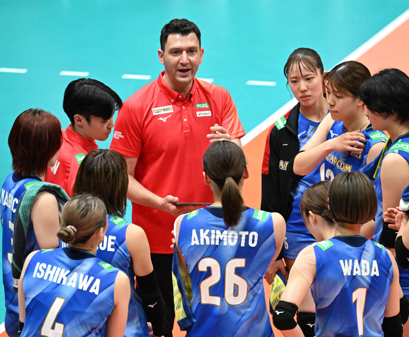 選手に指示を出すフェルハト・アクバシュ監督（撮影・千葉一成）