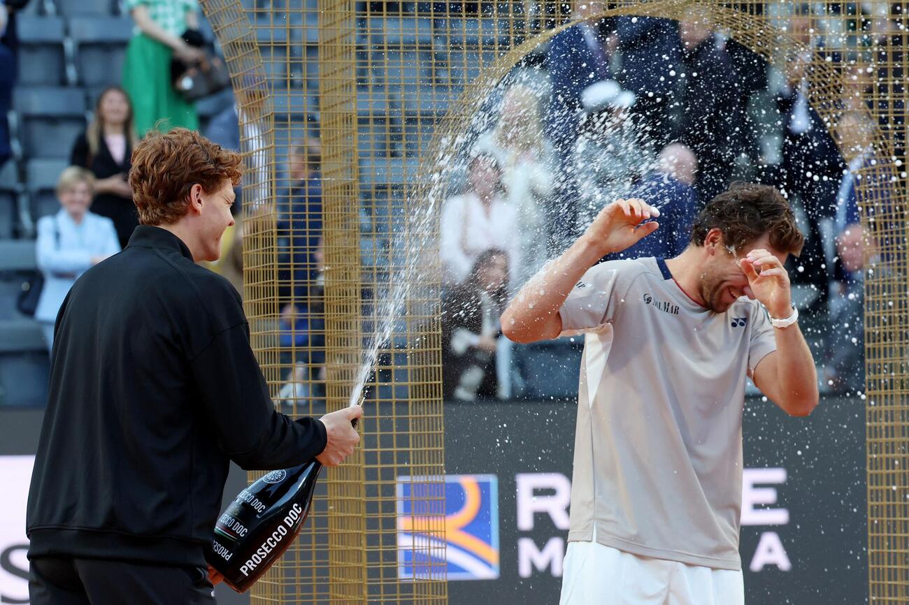 Tennis－Italian Open－Foro Italico, Rome, Italy－May 17, 2026 Italy's Jannik Sinner celebrates with champagne alongside Norway's Casper Rudd after winning their men's final match REUTERS／Ciro De Luca