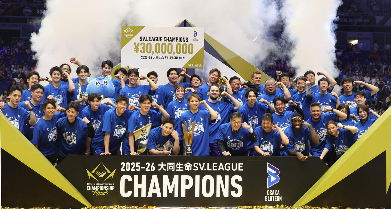バレーボール大同生命SVリーグ男子プレーオフ決勝第3戦、優勝し記念撮影する大阪Bの選手たち