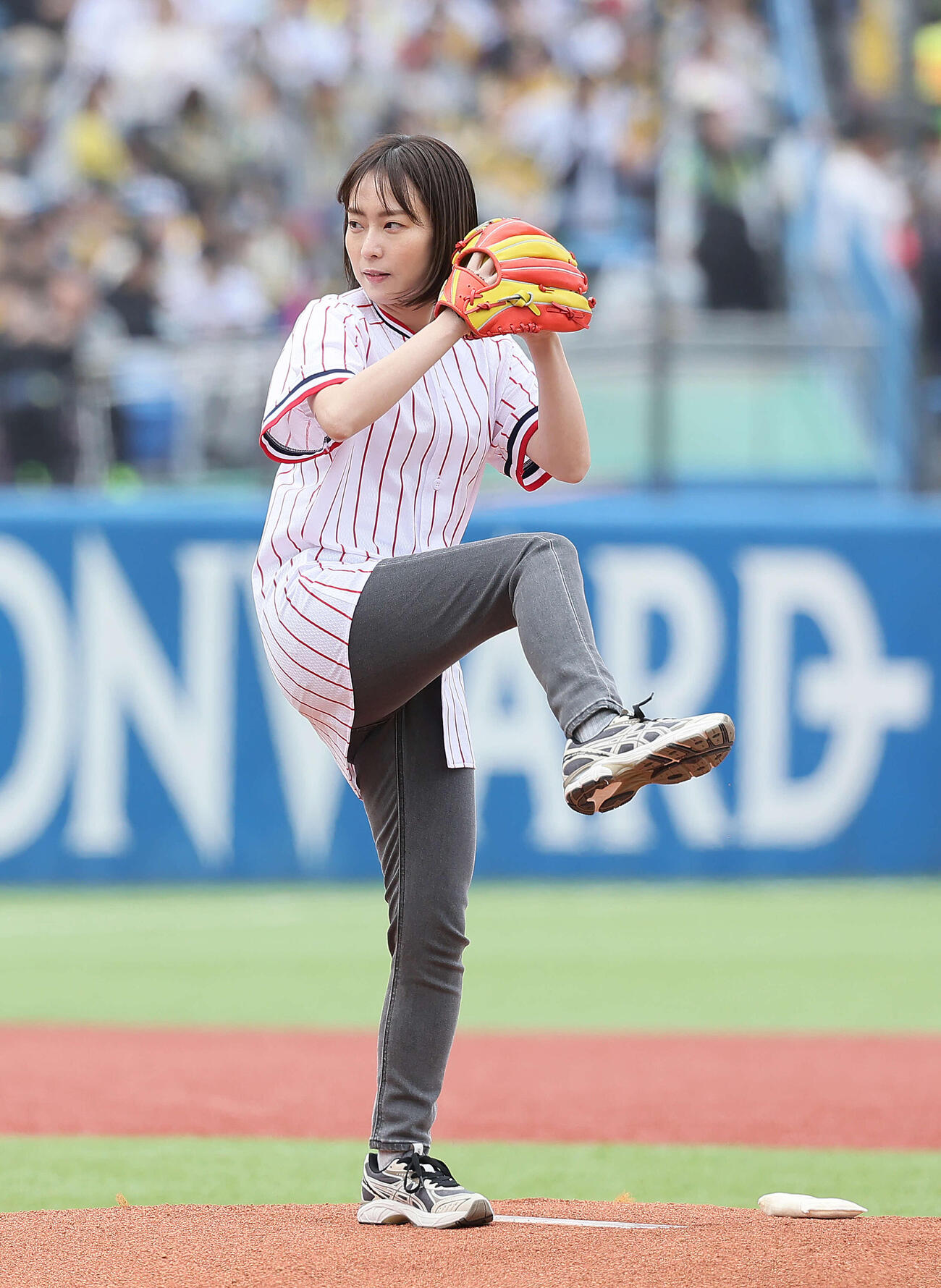 2024年4月6日のヤクルト対阪神で始球式を務めた石川佳純さん