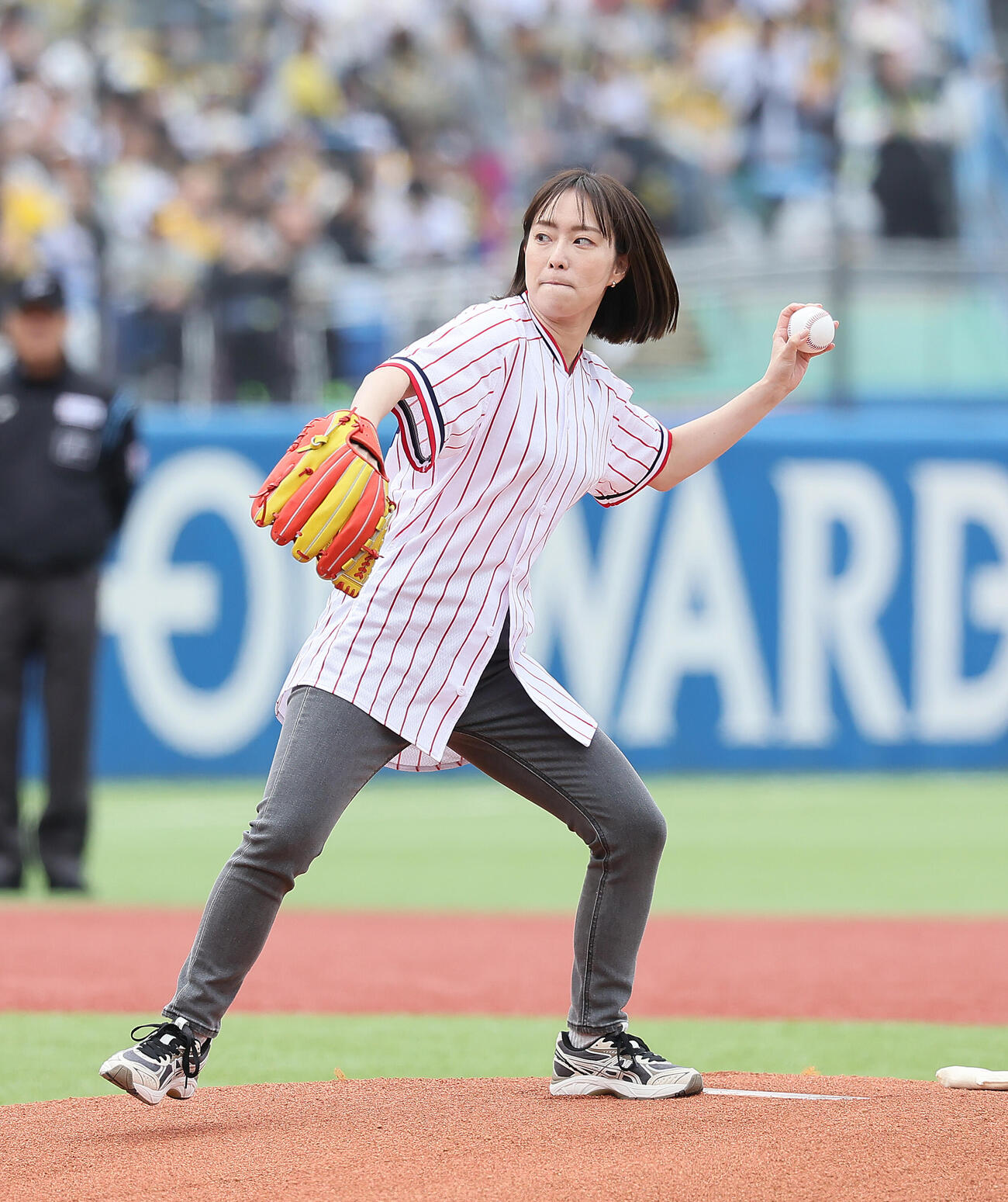 2024年4月6日のヤクルト対阪神で始球式を務めた石川佳純さん