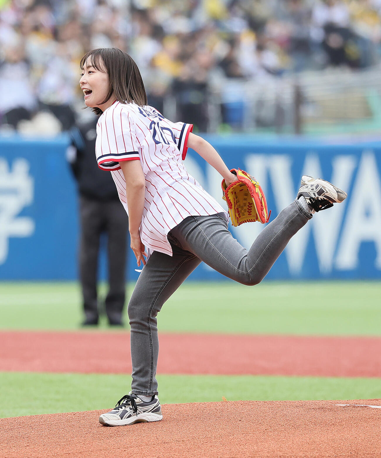 2024年4月6日のヤクルト対阪神で始球式を務めた石川佳純さん