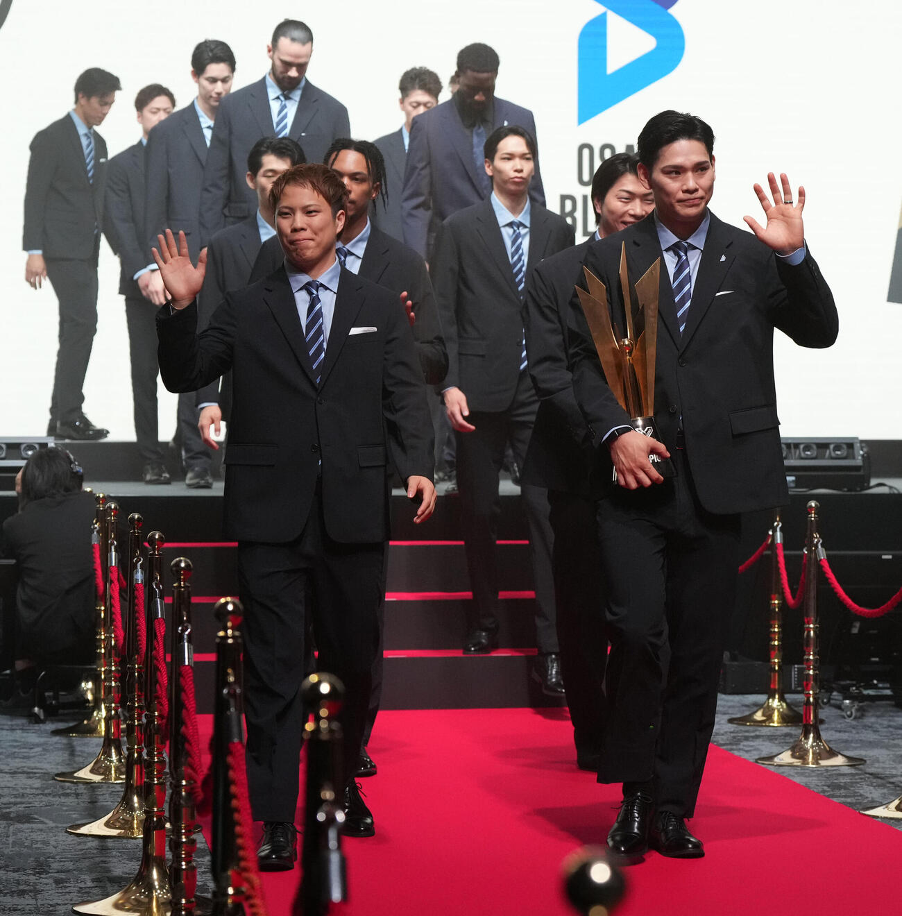 ファンの声援に応え降壇する大阪B（撮影・たえ見朱実）