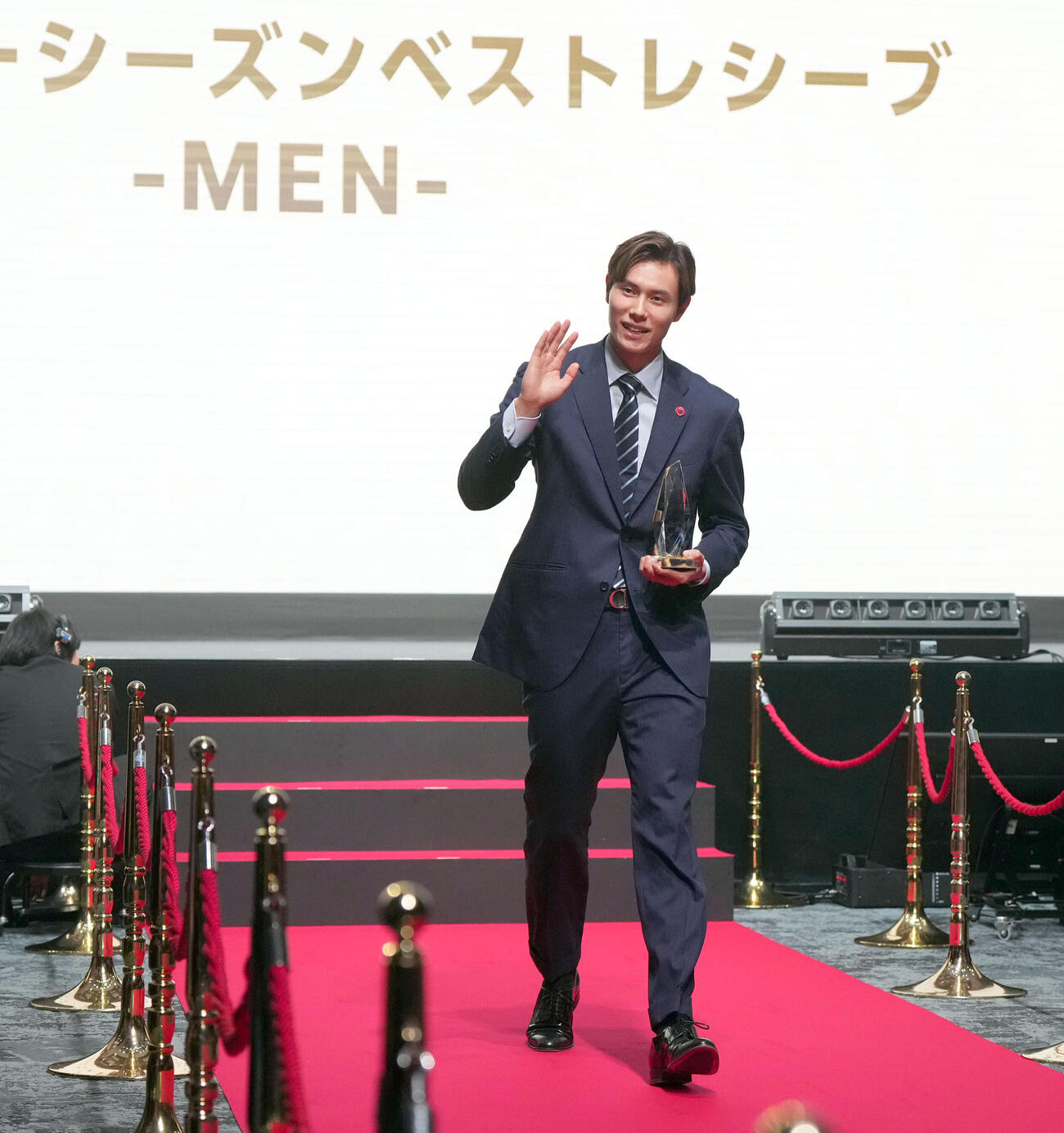 ベストレシーブ賞を受賞したサントリー高橋藍（撮影・たえ見朱実）