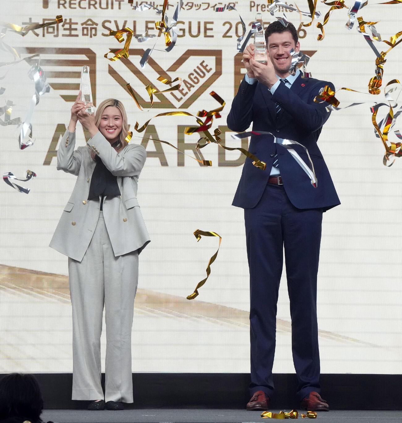 MVPに輝いたNEC川崎の佐藤淑乃（左）とサントリーのドミトリー・ムセルスキー（撮影・たえ見朱実）