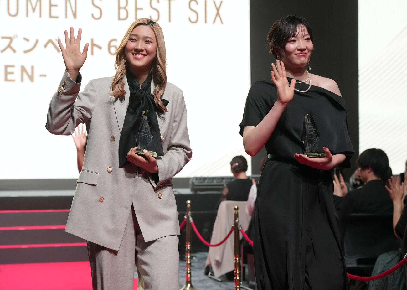 ベスト6を受賞したNEC川崎佐藤淑乃。右はSAGA久光荒木彩花（撮影・たえ見朱実）