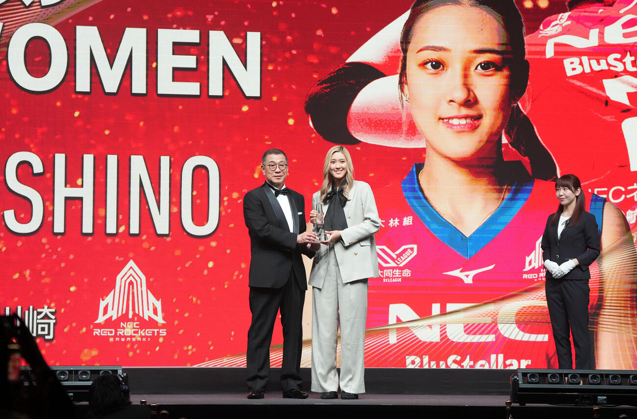 MVPに輝き表彰を受けるNEC川崎の佐藤淑乃。左は大河正明チェアマン（撮影・たえ見朱実）