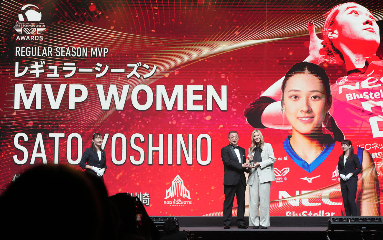 MVPに輝き表彰を受けるNEC川崎の佐藤淑乃。左は大河正明チェアマン（撮影・たえ見朱実）