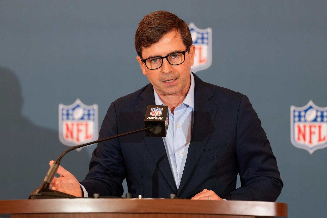 NFLのオーナー会議での記者会見で発言したオライリー氏（AP）