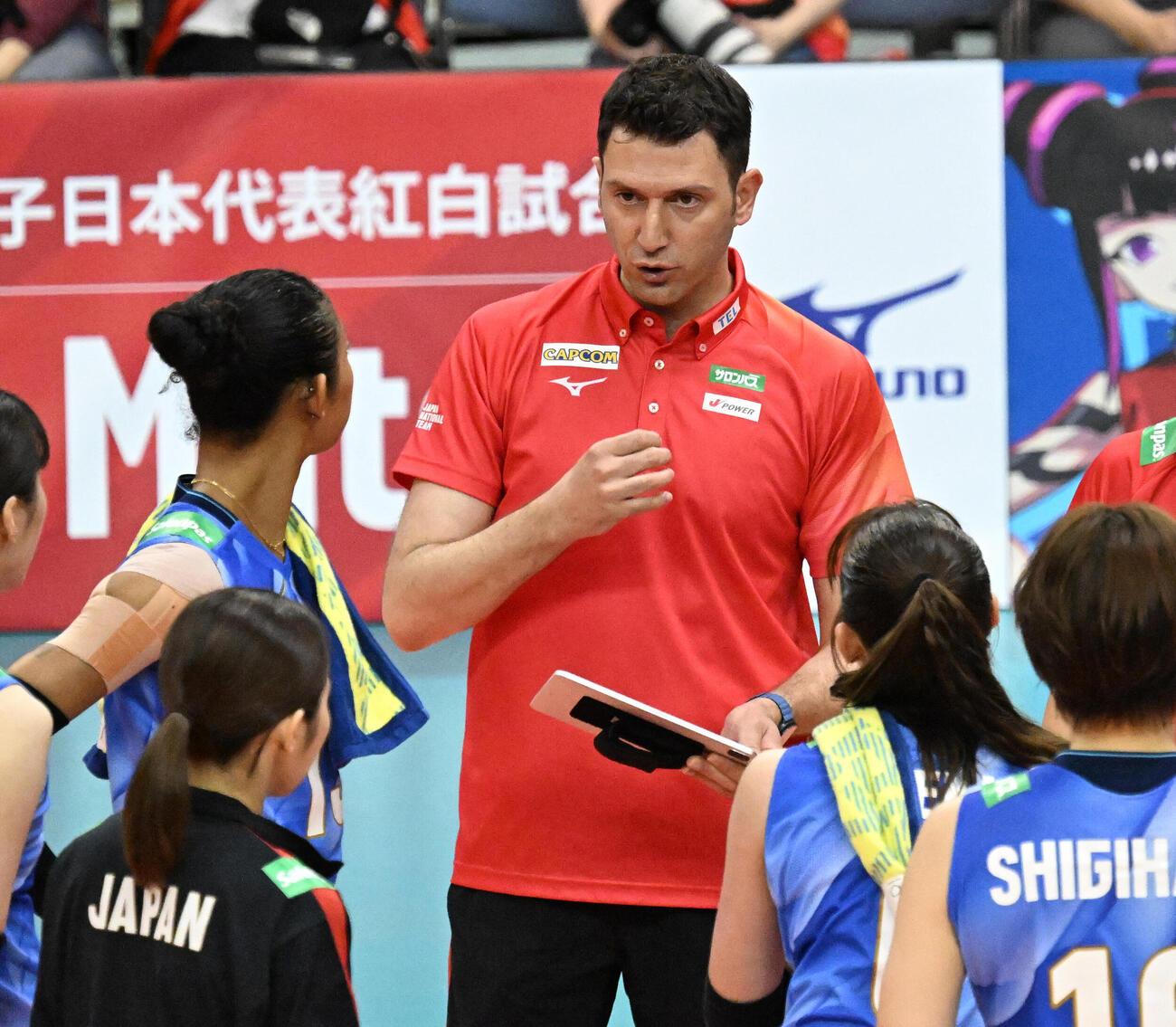 第3セット、選手に指示する女子日本代表チームのフェルハト・アクバシュ監督（撮影・千葉一成）