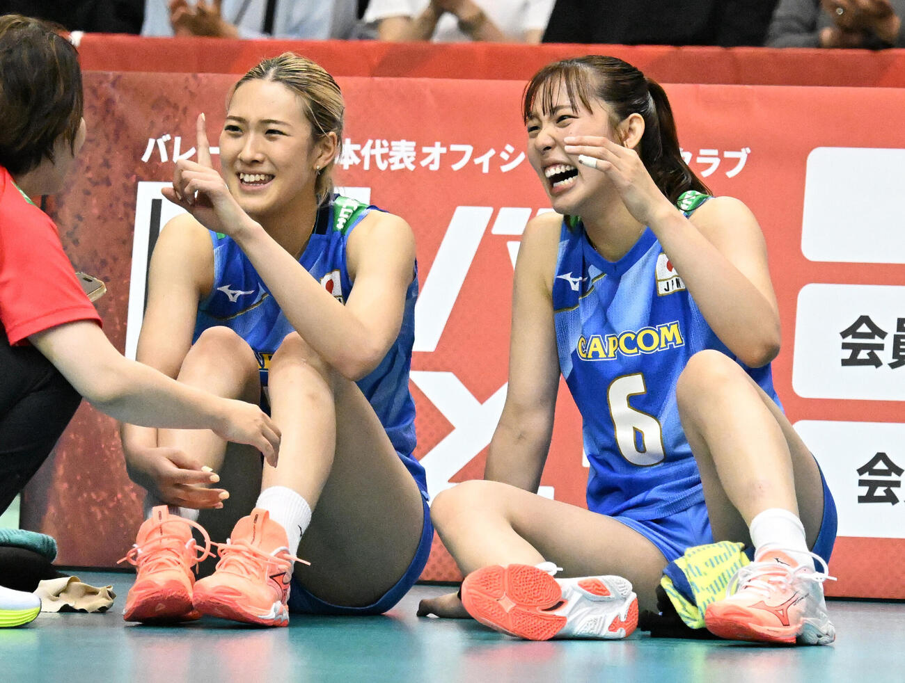 試合を終え、談笑する佐藤淑乃（左）と関菜々巳（撮影・千葉一成）