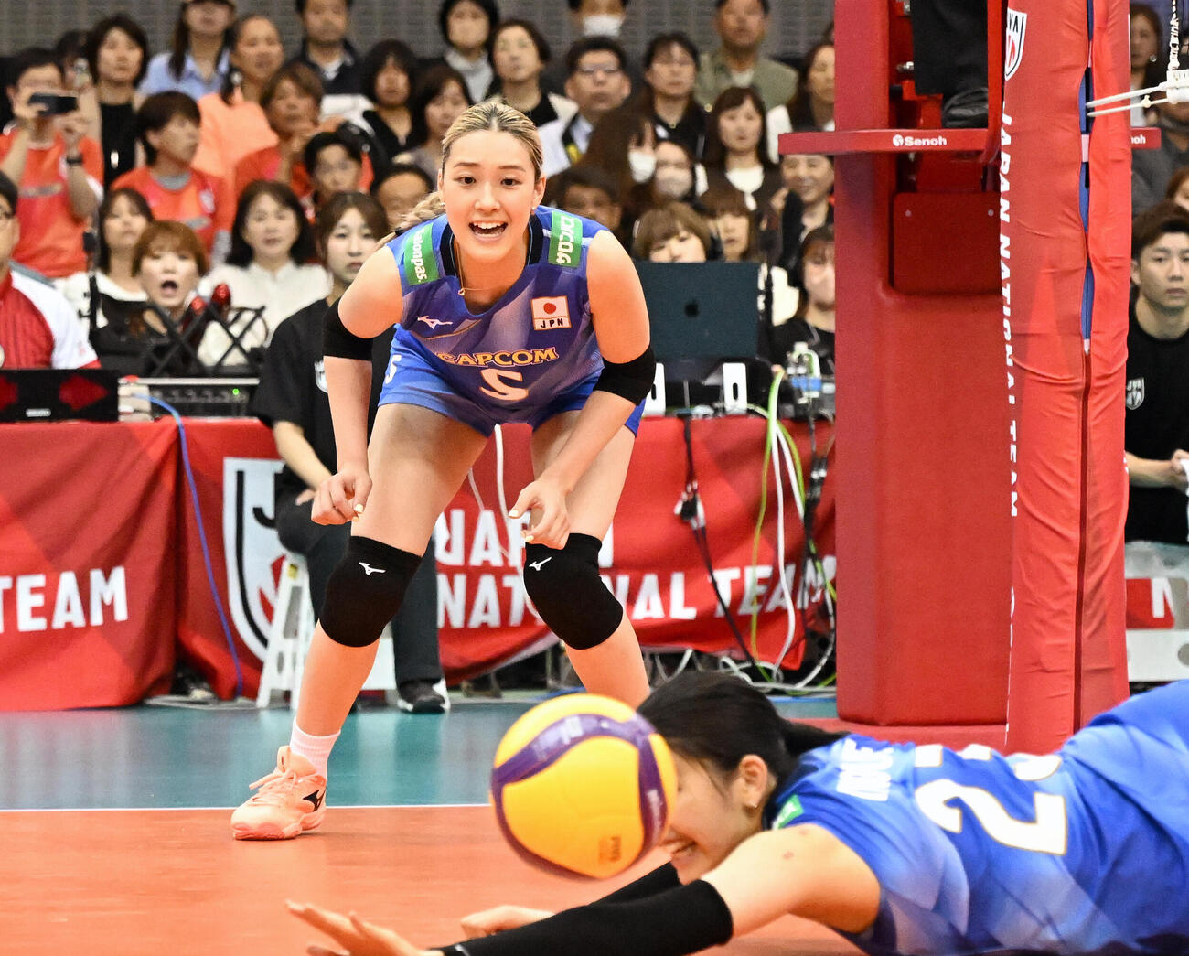 第4セット、井上未唯奈（手前）のプレーに声を上げる佐藤淑乃（撮影・千葉一成）