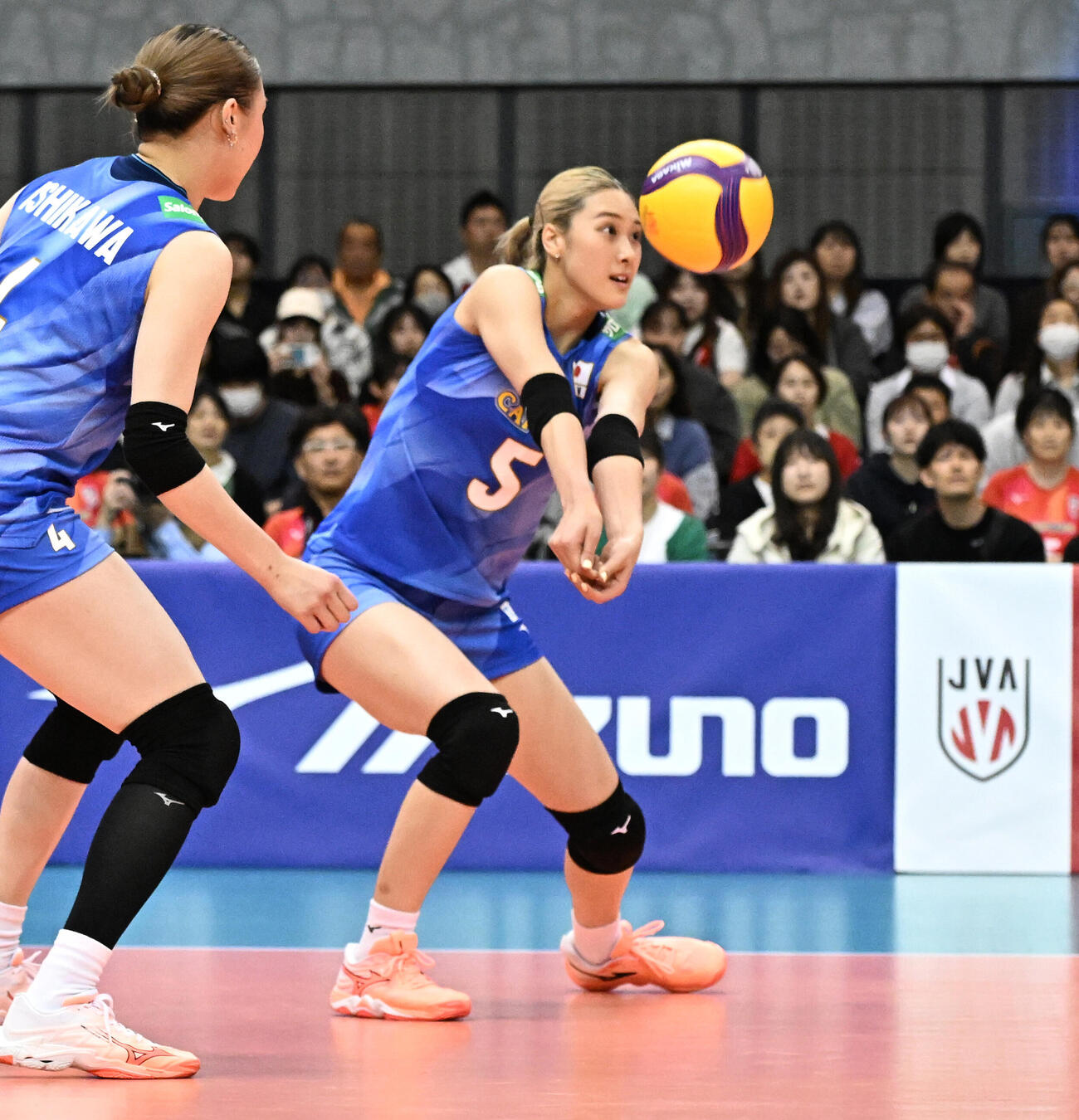 第4セット、レシーブする佐藤淑乃（撮影・千葉一成）