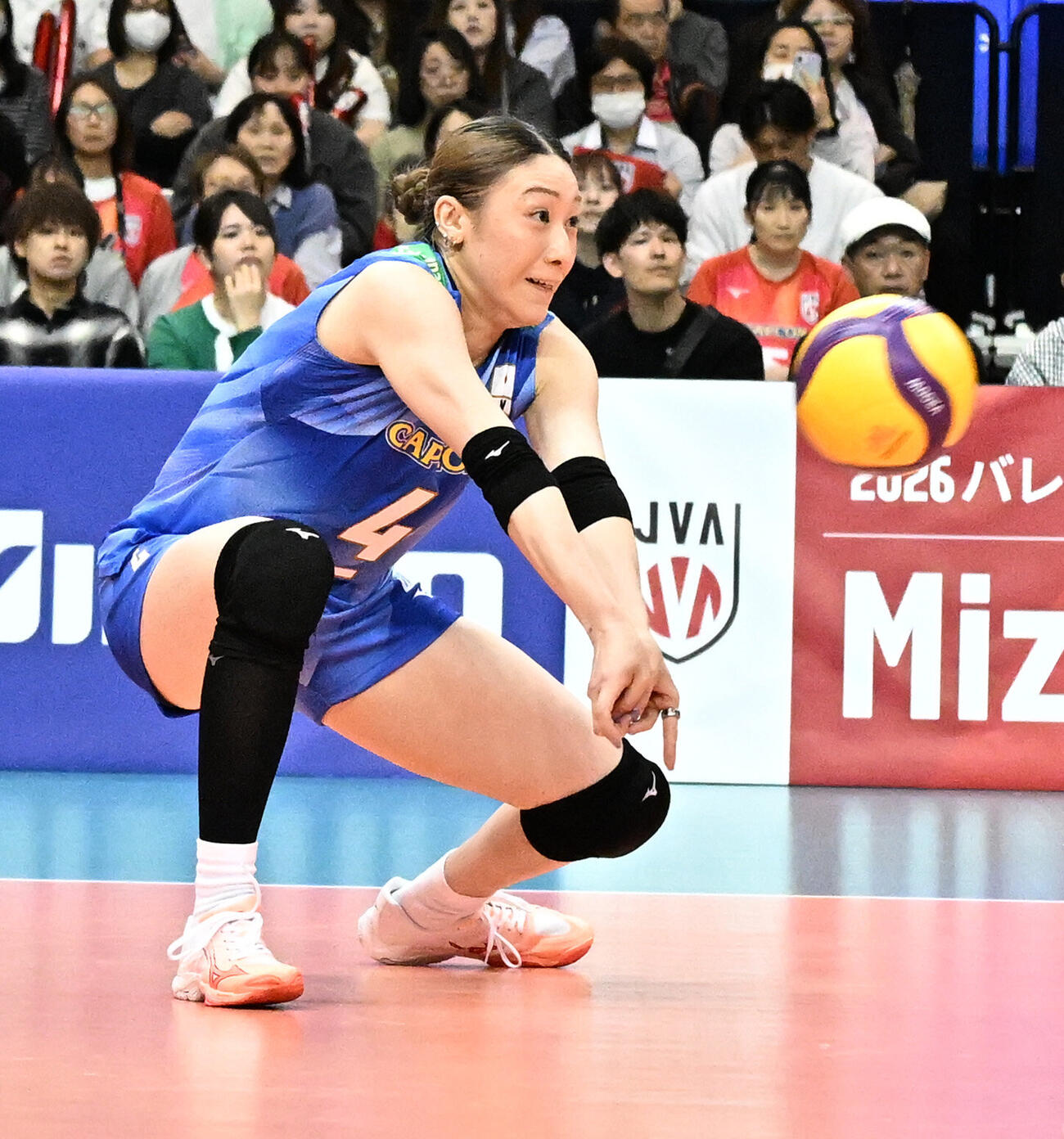 第4セット、ボールを追う佐藤淑乃（撮影・千葉一成）