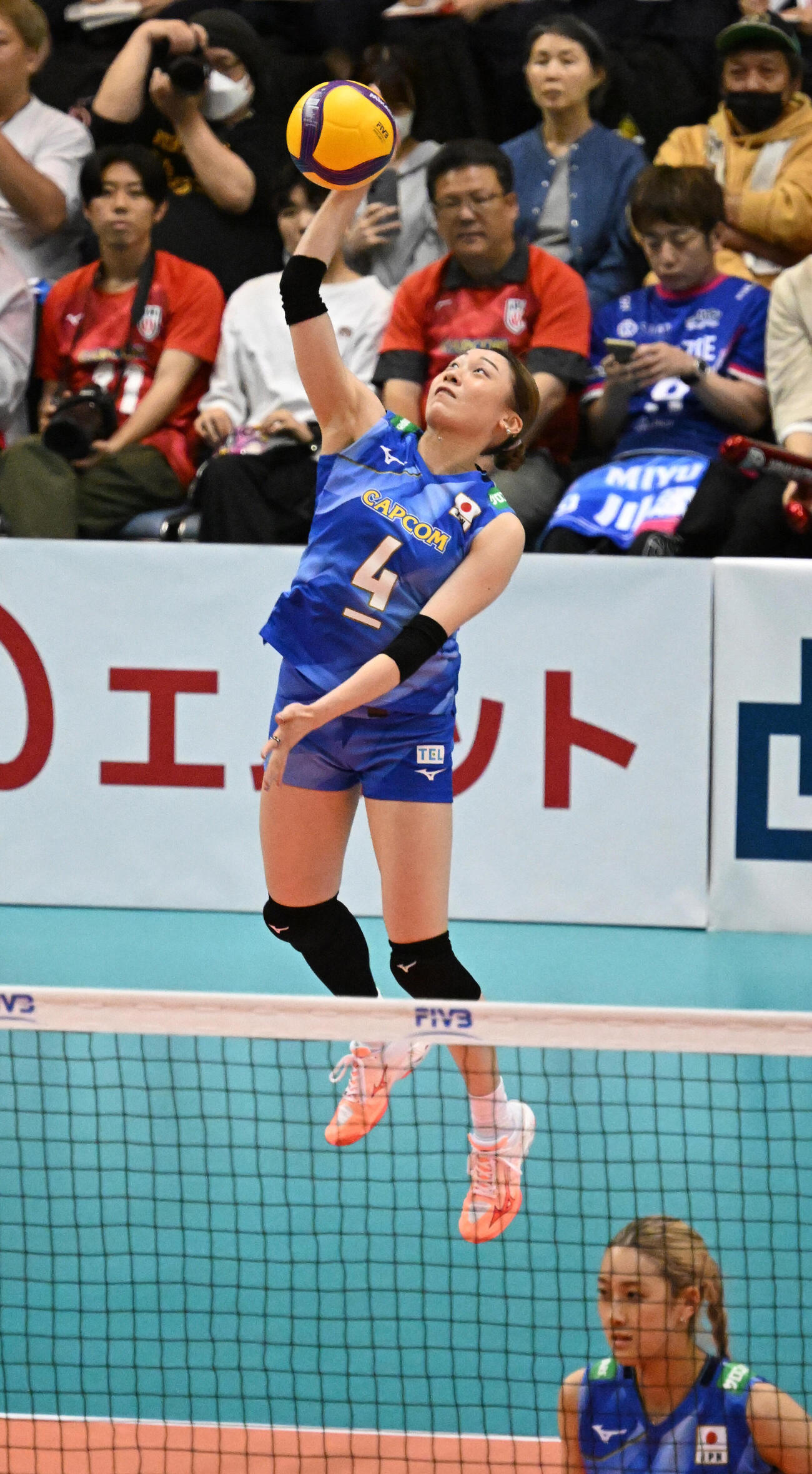 第4セット、サーブを放つ石川真佑（撮影・千葉一成）