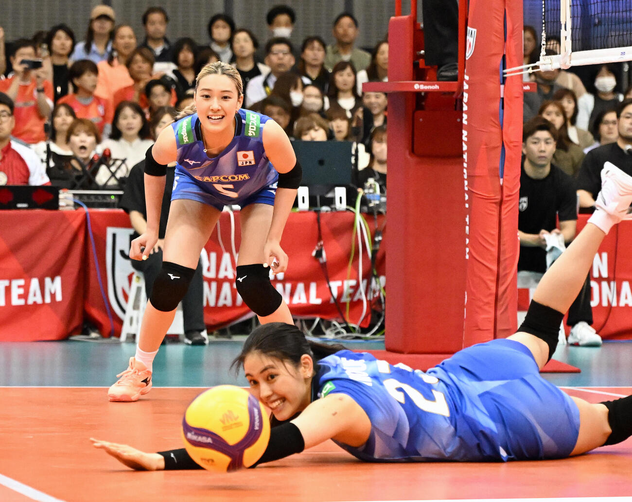 第4セット、井上未唯奈（手前）のプレーに声を上げる佐藤淑乃（撮影・千葉一成）