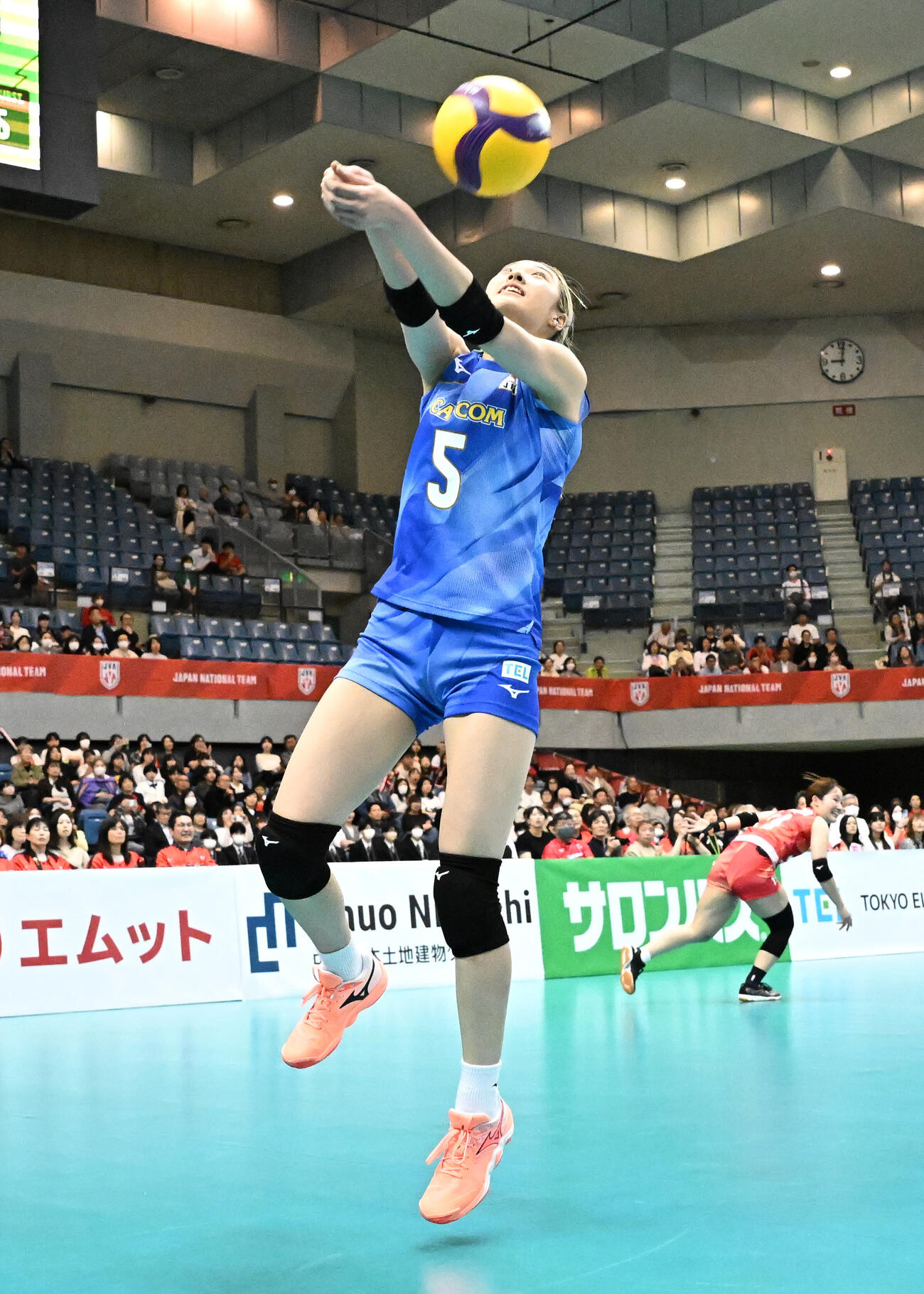第4セット、レシーブする佐藤淑乃（撮影・千葉一成）