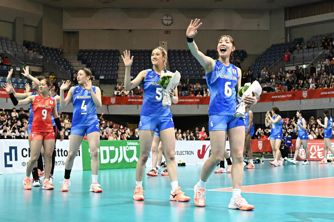 試合を終え、場内一周する、右から関菜々巳、佐藤淑乃、石川真佑、岩澤実育ら（撮影・千葉一成）