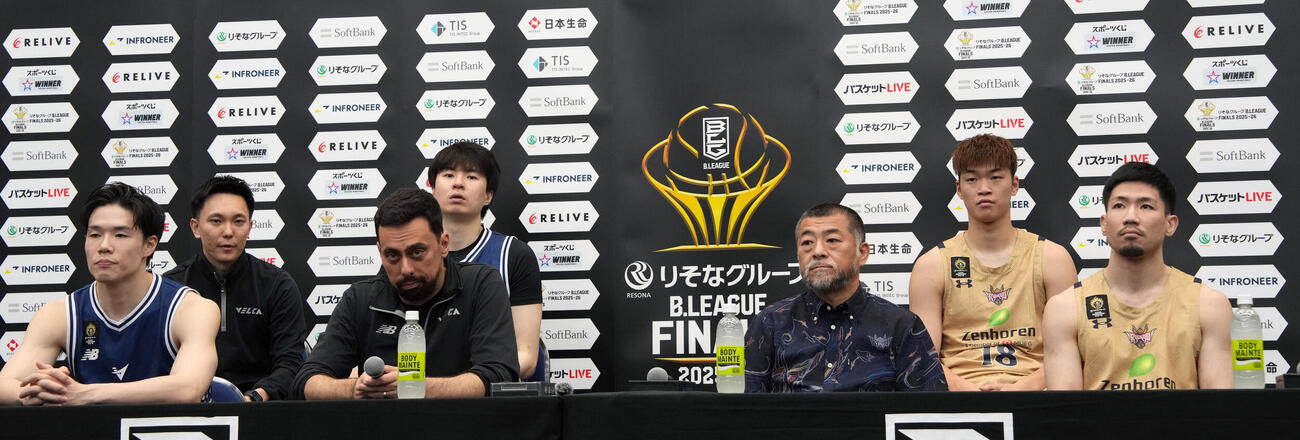 B1チャンピオンシップ決勝　長崎対沖縄　前日記者会見に臨む、前列左から長崎馬場雄大、モーディ・マオール監督、沖縄桶谷大監督、岸本隆一、後列左2人目から長崎イ・ヒョンジュン、沖縄脇真大（撮影・小島史椰）