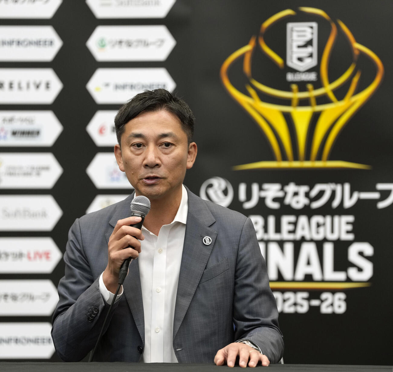 B1チャンピオンシップ決勝　長崎対沖縄　前日記者会見に登場する島田慎二チェアマン（撮影・小島史椰）