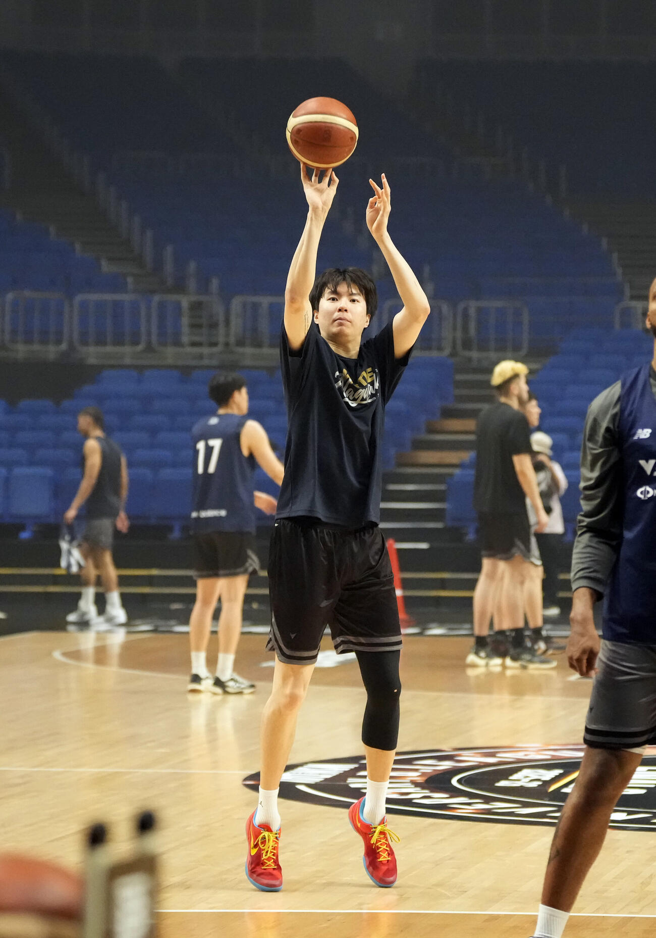 B1チャンピオンシップ決勝　長崎対沖縄　前日公開練習で3Pを放つ長崎イ・ヒョンジュン（撮影・小島史椰）