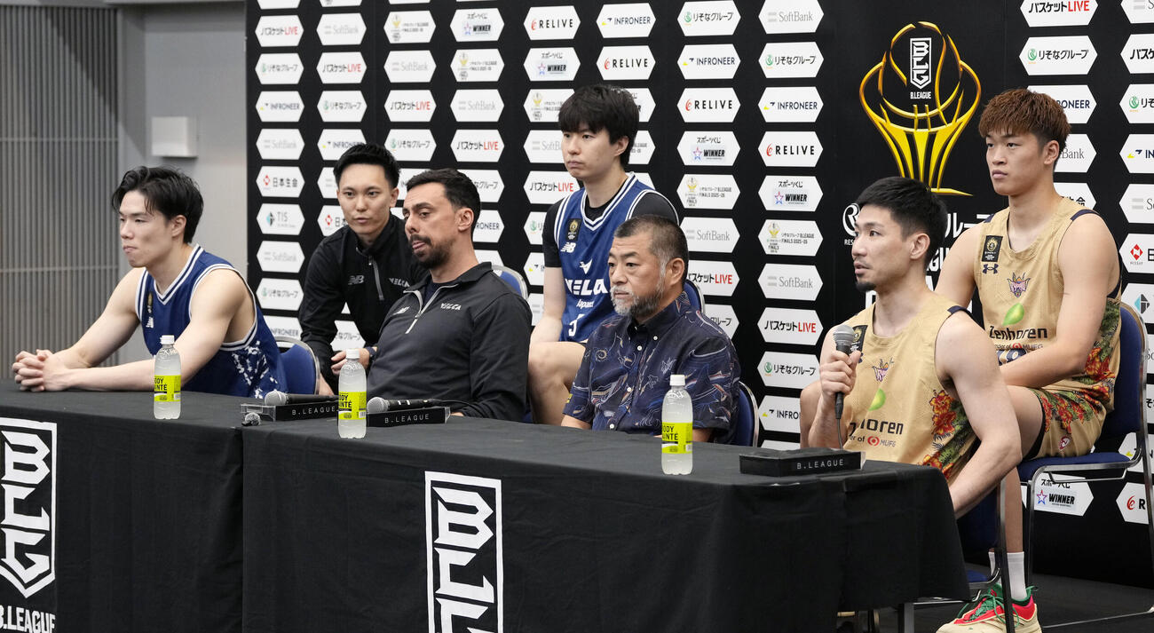 B1チャンピオンシップ決勝　長崎対沖縄　前日記者会見に臨む、前列左から長崎馬場雄大、モーディ・マオール監督、沖縄桶谷大監督、岸本隆一、後列左2人目から長崎イ・ヒョンジュン、沖縄脇真大（撮影・小島史椰）