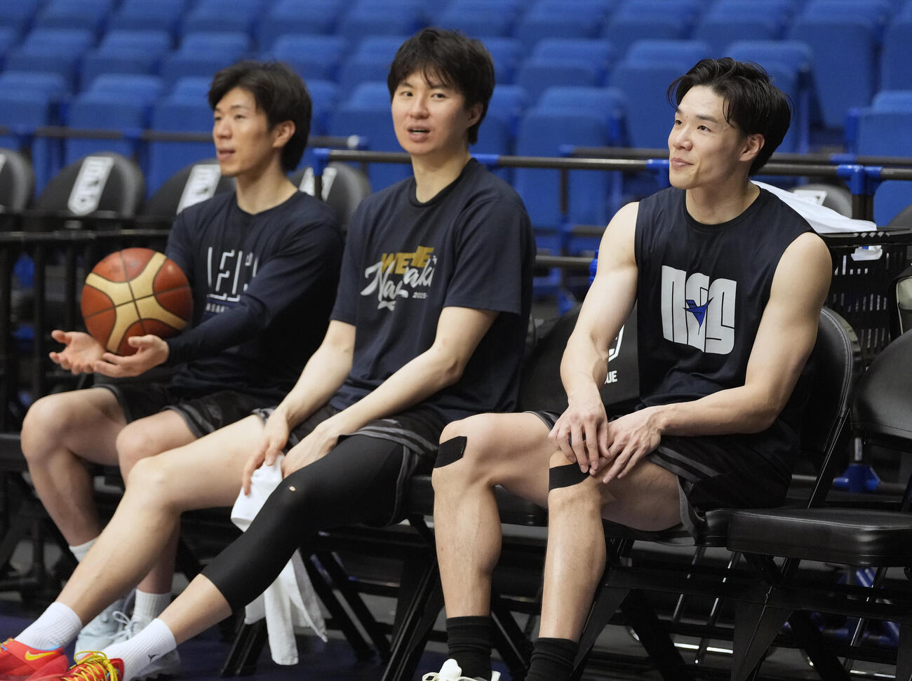 B1チャンピオンシップ決勝　長崎対沖縄　前日公開練習を行う長崎イ・ヒョンジュン（中央）と馬場雄大（右）（撮影・小島史椰）