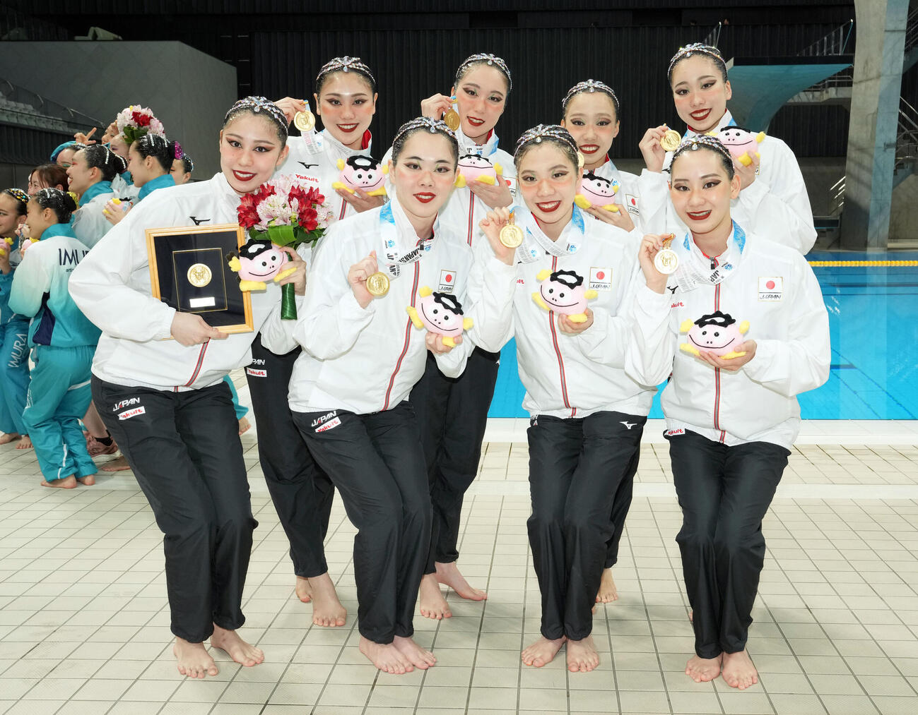 女子アクロバティックルーティン　優勝を飾った日本代表。前列左から比嘉もえ、佐藤友花、小林唄、島田綾乃。後列左から藤井萌夏、相高花帆、石井小夏、白波瀬菜桜（撮影・たえ見朱実）＝2026年5月22日