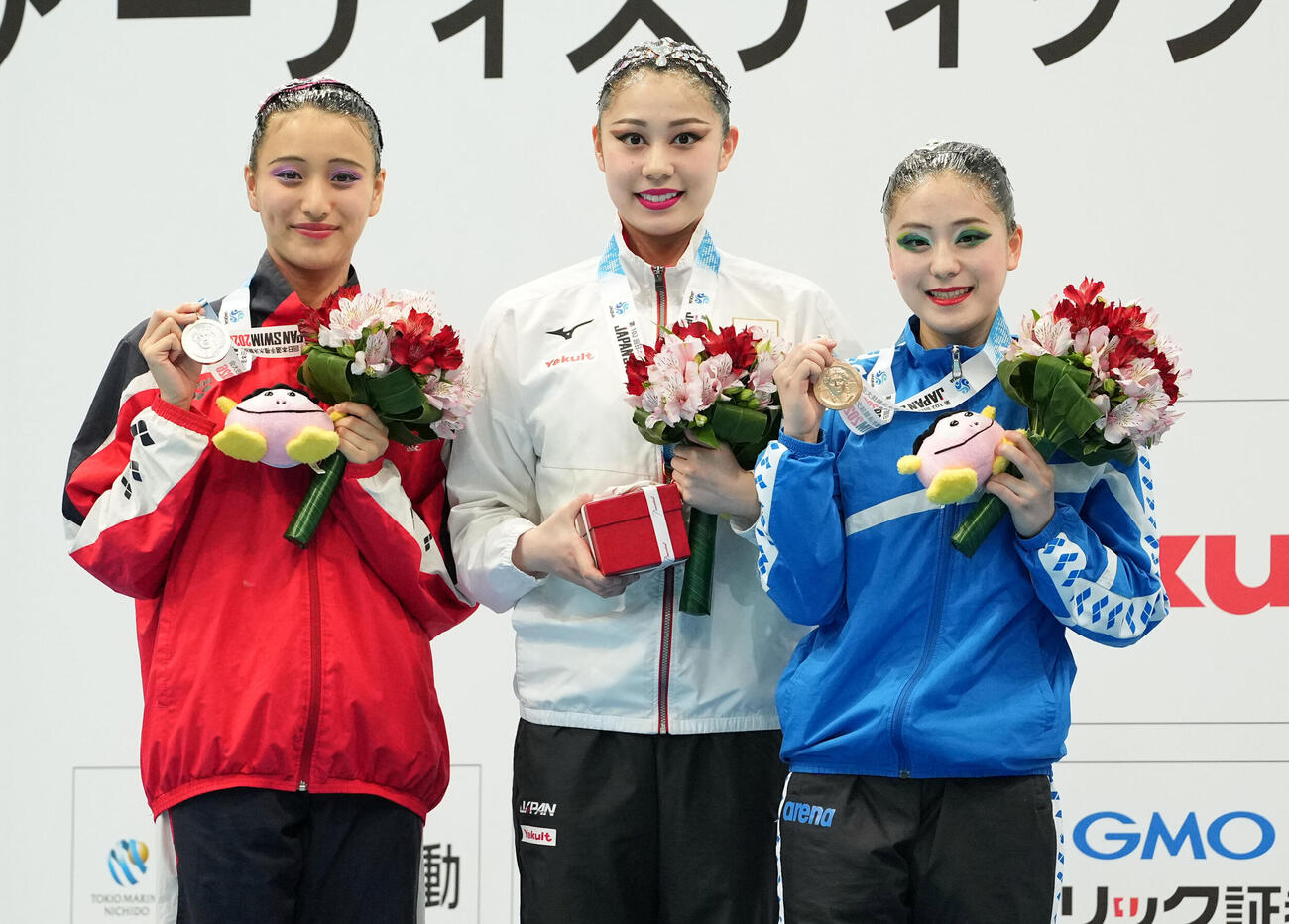 女子ソロ　テクニカルルーティーン　優勝を飾った比嘉もえ（中央）。左から2位の古谷彩夏、1人おいて3位の百々愛菜実（撮影・たえ見朱実）＝2026年5月22日