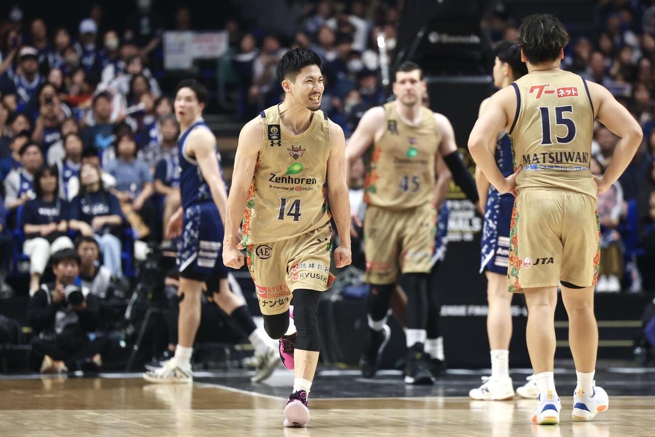 B1チャンピオンシップ決勝　長崎対沖縄　前日記者会見に登場しガッツポーズで写真に納まる、左から長崎イ・ヒョンジュン、馬場雄大、モーディ・マオール監督、沖縄桶谷大監督、岸本隆一、脇真大（2026年5月22日撮影）