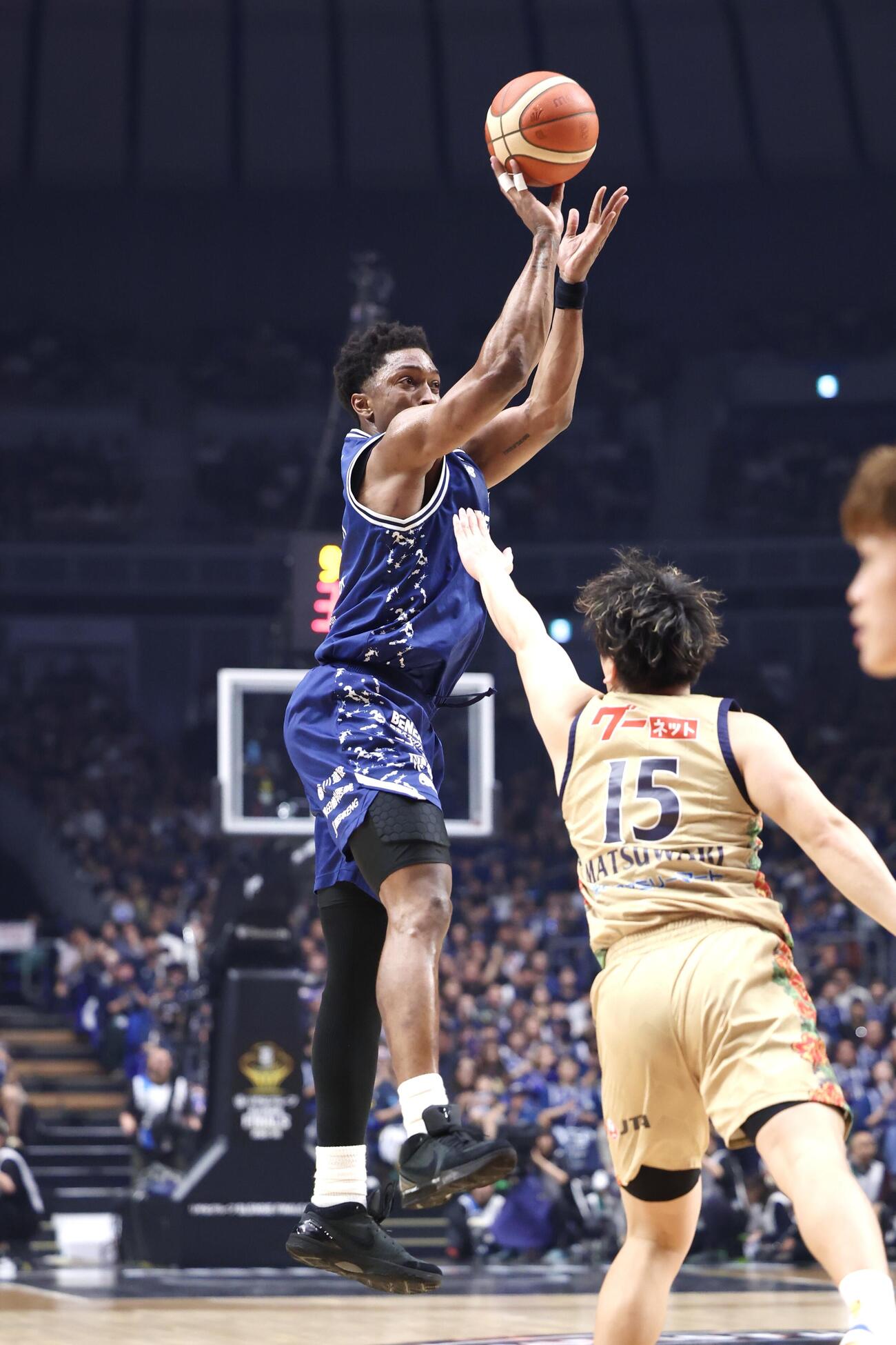 りそなBリーグ1部チャンピオンシップ決勝　第1戦　長崎対琉球　第4Q、シュートを決める長崎スタンリー・ジョンソン（撮影・宮地輝）＝2026年5月23日