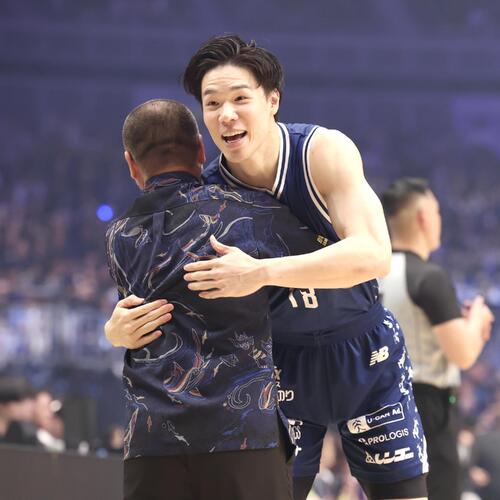 りそなBリーグ1部チャンピオンシップ決勝 第1戦 長崎対琉球 試合前、琉球桶谷大監督(手前)とハグを交わす長崎馬場雄大(撮影・宮地輝)=2026年5月23日