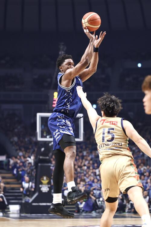 りそなBリーグ1部チャンピオンシップ決勝 第1戦 長崎対琉球 第4Q、シュートを決める長崎スタンリー・ジョンソン(撮影・宮地輝)=2026年5月23日