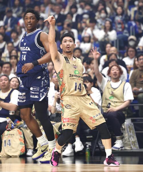 りそなBリーグ1部チャンピオンシップ決勝 第1戦 長崎対琉球 第1Q、3点シュートを決める琉球岸本隆一。左は長崎スタンリー・ジョンソン(撮影・宮地輝)=2026年5月23日