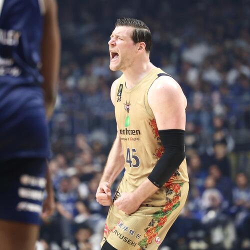 りそなBリーグ1部チャンピオンシップ決勝 第1戦 長崎対琉球 第2Q、シュートを決め雄たけびを上げる琉球ジャック・クーリー(撮影・宮地輝)=2026年5月23日