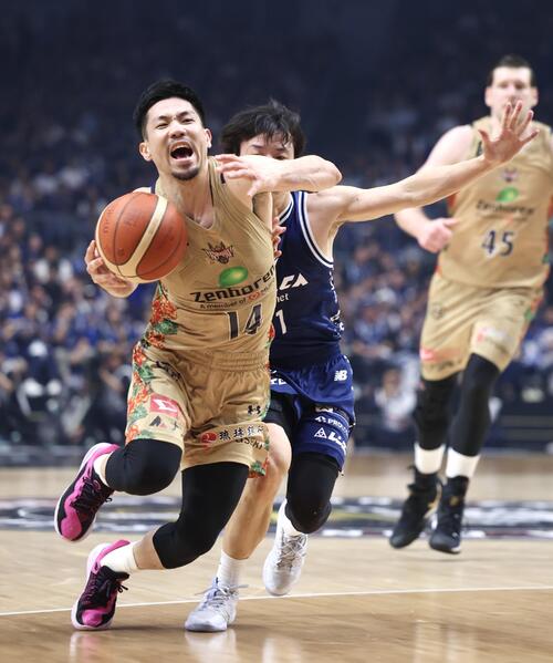 りそなBリーグ1部チャンピオンシップ決勝 第1戦 長崎対琉球 第2Q、果敢に攻め込む琉球岸本隆一(撮影・宮地輝)=2026年5月23日