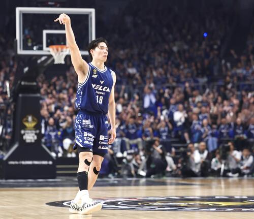 りそなBリーグ1部チャンピオンシップ決勝 第1戦 長崎対琉球 第3Q、3点シュートを決めた長崎馬場雄大(撮影・宮地輝)=2026年5月23日