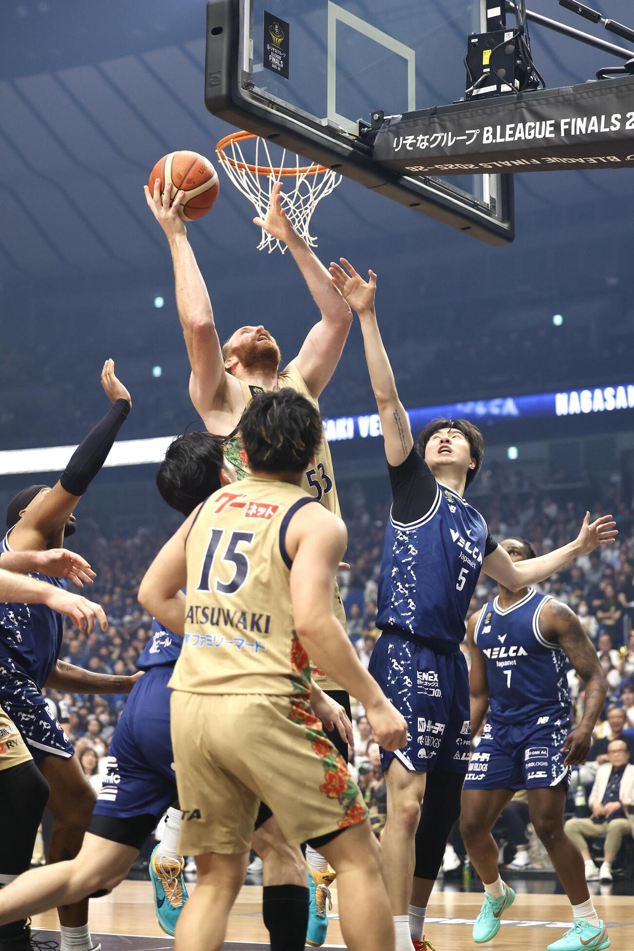 りそなBリーグ1部チャンピオンシップ決勝　第1戦　長崎対琉球　第1Q、長崎イ・ヒョンジュン（右）と競りながらシュートを決める琉球アレックス・カーク（撮影・宮地輝）＝2026年5月23日