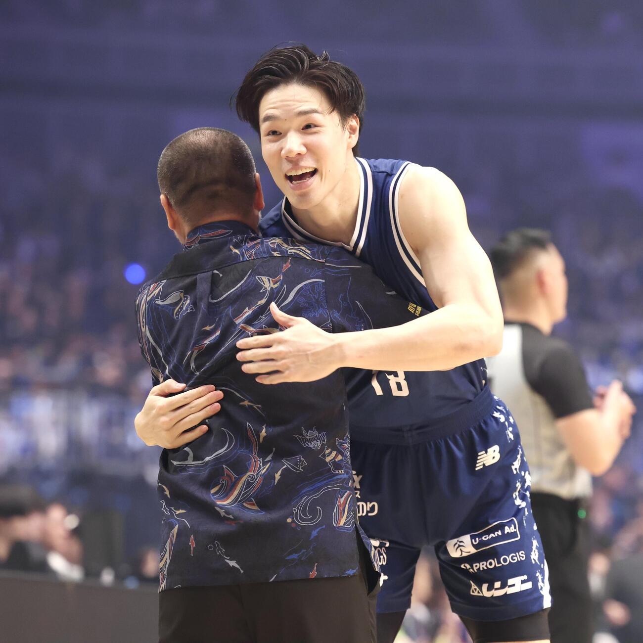 りそなBリーグ1部チャンピオンシップ決勝　第1戦　長崎対琉球　試合前、琉球桶谷大監督（手前）とハグを交わす長崎馬場雄大（撮影・宮地輝）＝2026年5月23日