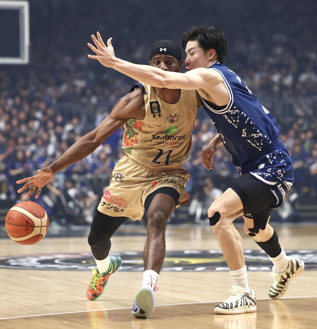 りそなBリーグ1部チャンピオンシップ決勝　第1戦　長崎対琉球　第1Q、長崎馬場雄大（右）とマッチアップする琉球デイミアン・ドットソン（撮影・宮地輝）＝2026年5月23日