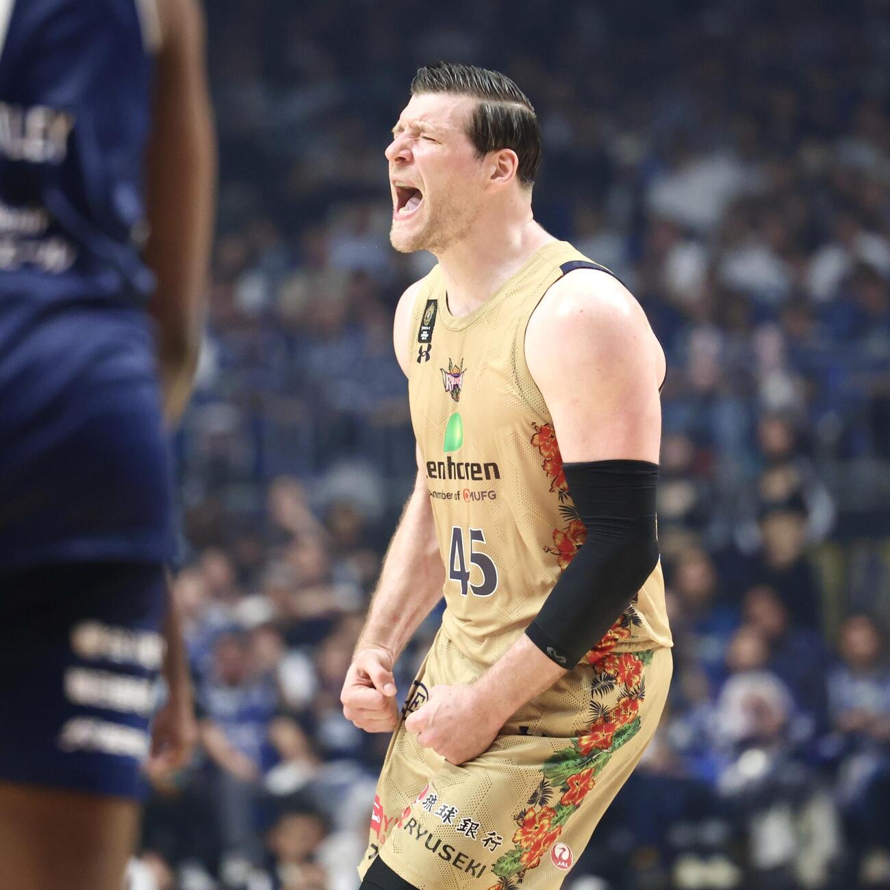 りそなBリーグ1部チャンピオンシップ決勝　第1戦　長崎対琉球　第2Q、シュートを決め雄たけびを上げる琉球ジャック・クーリー（撮影・宮地輝）＝2026年5月23日