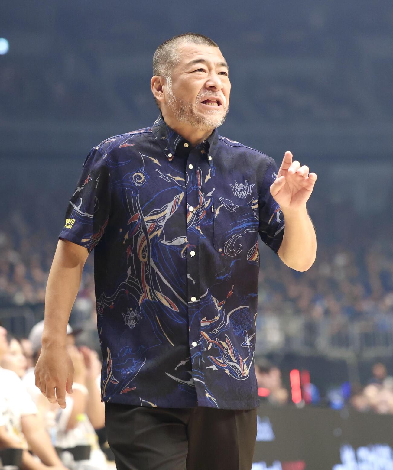 りそなBリーグ1部チャンピオンシップ決勝　第1戦　長崎対琉球　第1Q、指示を出す琉球桶谷大監督（撮影・宮地輝）＝2026年5月23日