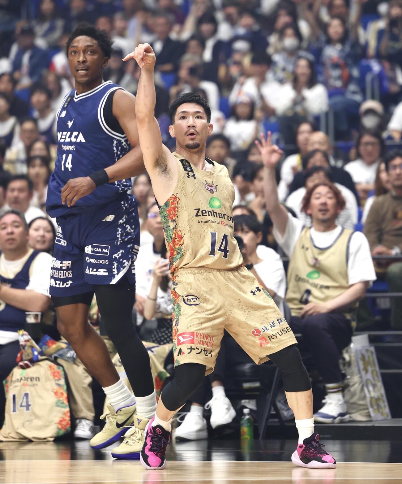 りそなBリーグ1部チャンピオンシップ決勝　第1戦　長崎対琉球　第1Q、3点シュートを決める琉球岸本隆一。左は長崎スタンリー・ジョンソン（撮影・宮地輝）＝2026年5月23日